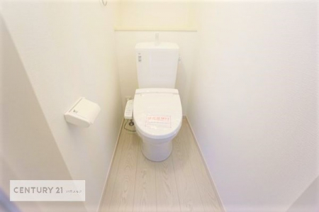 トイレ　【他号棟写真】
1・2階にトイレがございます！朝の忙しい時間帯も待たずにすみそうですね。白を基調とした清潔感のあるトイレです。小窓付きですぐに空気を入れ替えることができるのも嬉しいポイントです。