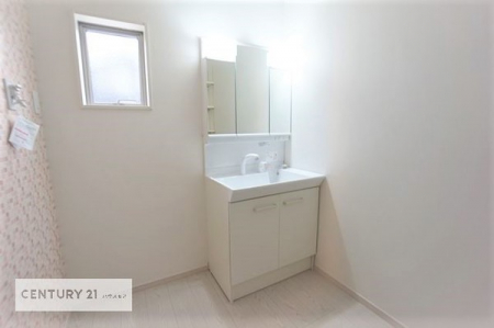 洗面台・洗面所　【他号棟写真】
小窓付きの明るい洗面室です！湿気もすぐに入れ替えができて清潔に保つことができます！
独立洗面台は使い勝手も良く収納力もあります。