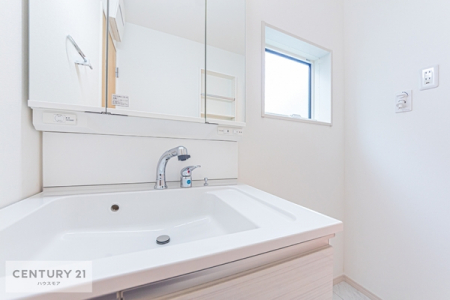 洗面台・洗面所　小窓付きの明るい洗面室です！湿気もすぐに入れ替えができて清潔に保つことができます！
独立洗面台は使い勝手も良く収納力もあります。
