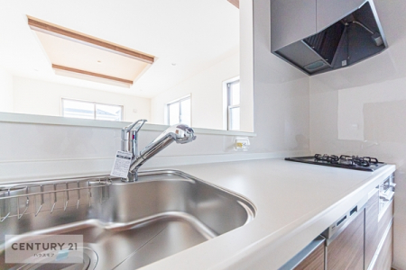 キッチン　【他号棟写真】
ワイドなシンクですね！水が跳ねにくく洗物がしやすい家事が楽々仕様のシステムキッチンです！デザイン性と機能性を兼ねたキッチンで清潔感がありますね！