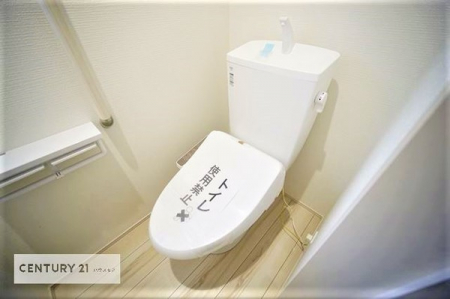 トイレ　温水洗浄便座につき、冬場は便座が暖かくできるので冷たい便座に座らずに済む嬉しい仕様です！白を基調としているので、お手入れがしやすいです。