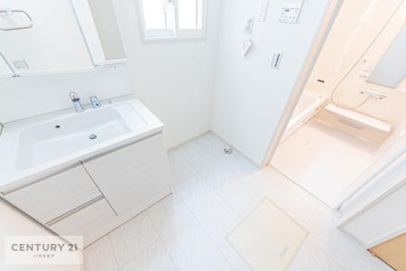 洗面台・洗面所　小窓付きの明るい洗面室です！湿気もすぐに入れ替えができて清潔に保つことができます！
独立洗面台は三面鏡付きで使い勝手も良く収納力もあります。
白を基調としており、清潔感がございます。
