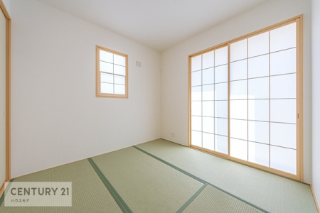 和室　【他号棟写真】
日本人の心感じる「和」の空間。井草の香り漂う空間は癒しのひと時を演出してくれます！リラックス効果があるので快適に過ごせそうです。