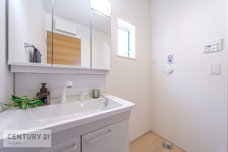 洗面台・洗面所　【他号棟写真】
洗面所は明るく清潔感があります！
収納スペースもしっかりついているので、かさばる洗剤やタオルもスッキリ収納できます。
