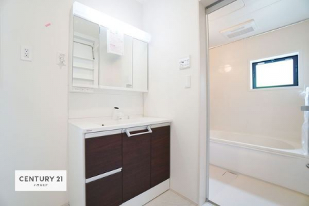 洗面台・洗面所　小窓付きの明るい洗面室です！湿気もすぐに入れ替えができて清潔に保つことができます！
独立洗面台は使い勝手も良く収納力もあります。