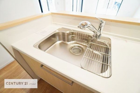 キッチン　ワイドなシンクですね！水が跳ねにくく洗物がしやすい家事が楽々仕様のシステムキッチンです！白を基調としたキッチンで清潔感がありますね！