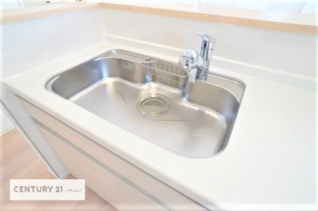 キッチン　大きなシンクはお鍋も楽々洗えます！
手元をちょうど隠してくれるカウンターの高さなので、来客時も人目を気にせずに嬉しいですね。
