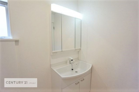 洗面台・洗面所　【他号棟写真】
広々したゆとりある洗面所です！！鏡が大きいので、身支度がしやすい独立型洗面台です。