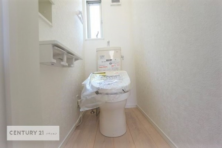 トイレ　【他号棟写真】
1・2階にトイレがございます！朝の忙しい時間帯も待たずにすみそうですね。清潔感のあるトイレは気分が良くなりますね。小窓付きで空気を入れ替えもできて嬉しいですね。