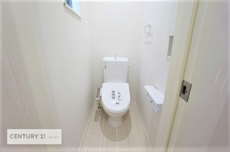 トイレ　【他号棟写真】シャワートイレです。1・2階にトイレがございます。朝の忙しい時間帯も待たずにすみそうですね。

