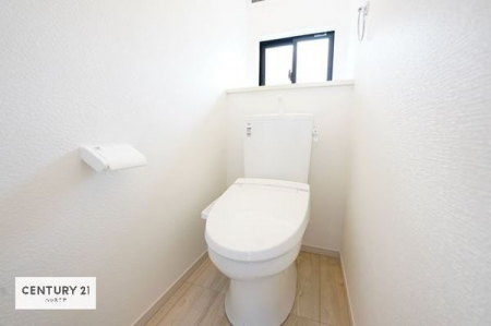 トイレ　●1・2階にトイレがございます！朝の忙しい時間帯も待たずにすみそうですね。白を基調とした清潔感のあるトイレです。小窓付きですぐに空気を入れ替えることができるのも嬉しいポイントです。