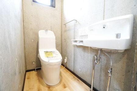 トイレ　オシャレなトイレは1Fと2Fの両方にあります！
もちろん温水洗浄機能付きです。明るく落ち着く空間です。
