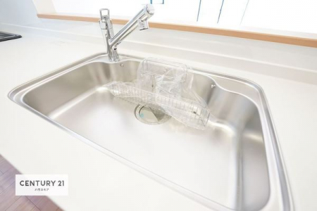 キッチン　ワイドなシンクですね！水が跳ねにくく洗物がしやすい家事が楽々仕様のシステムキッチンです！デザイン性と機能性を兼ねたキッチンで清潔感がありますね！