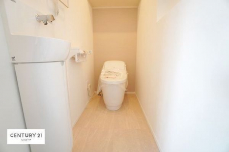 トイレ　1・2階にトイレがございます！朝の忙しい時間帯も待たずにすみそうですね。白を基調とした清潔感のあるトイレです。収納付きなので、トイレットペーパーや掃除用具もスッキリ収納可能です。