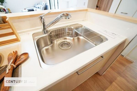 キッチン　【他号棟写真】ワイドなシンクですね！水が跳ねにくく洗物がしやすい家事が楽々仕様のシステムキッチンです！白を基調としたキッチンで清潔感がありますね！