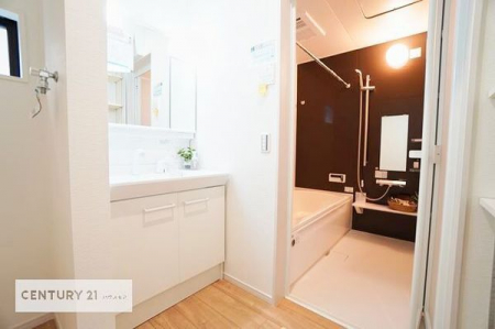 洗面台・洗面所　【他号棟写真】小窓付きの明るい洗面室です！湿気もすぐに入れ替えができて清潔に保つことができます！
独立洗面台は使い勝手も良く収納力もあります。