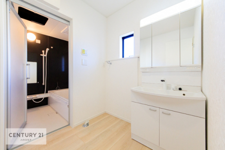 洗面台・洗面所　広々洗面所で脱衣スペースもゆったり利用できますね！
小窓がついており、明るく清潔感のある気持ちのいい空間です。