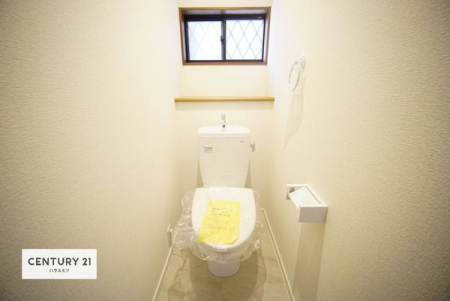 トイレ　白を基調とした明るい清潔感のあるトイレです！小窓が付いているので、換気もできるので、お手入れが便利！