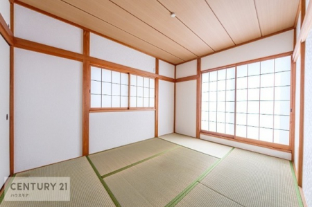 リビング以外の居室　タタミの香りが安らぎを与える、リラックス空間。窓も大きく開放感のある和室となっております。日本人の心感じる「和」の空間。井草の香り漂う空間は癒しのひと時を演出してくれます！