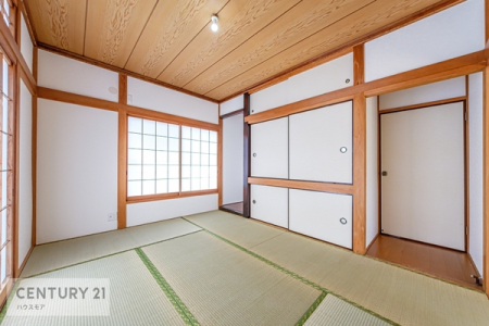 和室　日本人の心感じる「和」の空間。井草の香り漂う空間は癒しのひと時を演出してくれます！リラックス効果があるので快適に過ごせそうです。
