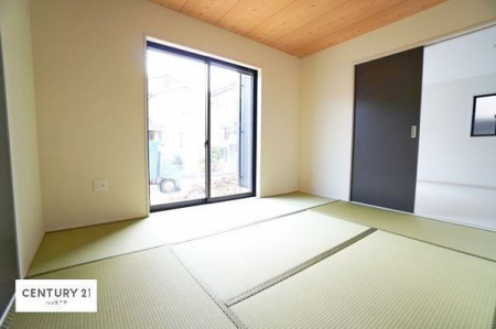 和室　リビングと隣接している和室です！客間としてはもちろん、家事の休憩スペースとして使用するのもいいですね！畳の香りがリラックス効果をもたらし、気持ちよく安らげる空間です！
