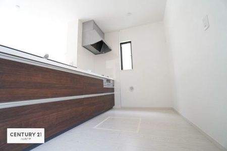 キッチン　収納スペースがたっぷり付いた便利なシステムキッチンです！しっかり広さが確保されているので、壁際に冷蔵庫や食器棚を置いてもスムーズに動けます。ぜひ一度、現地でご確認ください。