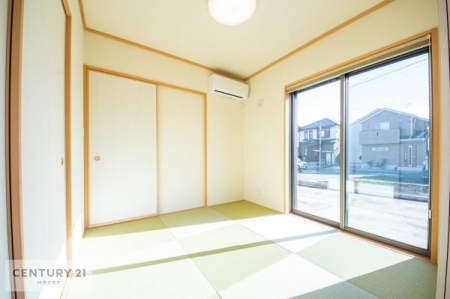和室　タタミの香りが安らぎを与える、リラックス空間。窓も大きく開放感のある和室となっております。日本人の心感じる「和」の空間。