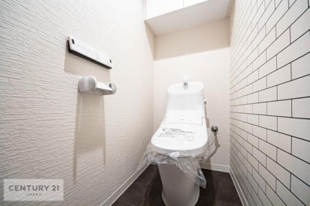 トイレ　清潔感のある色味のお手洗いです！さわやかでスッキリする空間です！
白を基調としているので、お手入れがしやすいトイレですね！