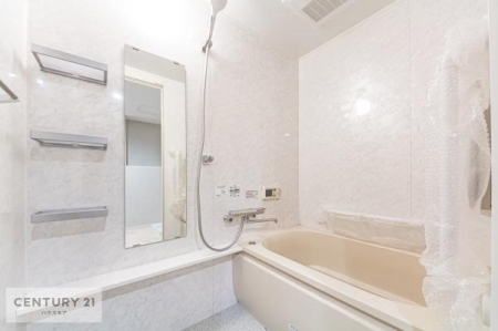 浴室　ホワイトカラーをベースとしたバスルームです。
一日の疲れを癒すリラックスタイムを過ごせます！毎日のバスタイムが楽しみになりますね。