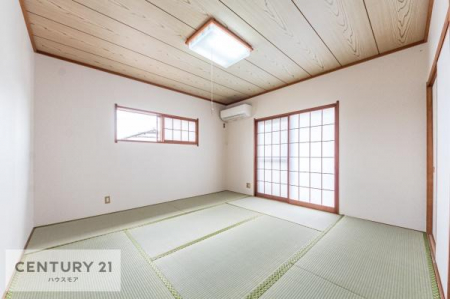 寝室　タタミの香りが安らぎを与える、リラックス空間。窓も大きく開放感のある和室となっております。日本人の心感じる「和」の空間。井草の香り漂う空間は癒しのひと時を演出してくれます！