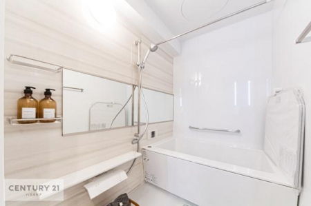 浴室　白を基調とした清潔感のあるバスルームです！曲線が柔らかく快適なバスタイムが送れます！
シャンプーや石鹸を直置きしなくて済む台もあるので便利！