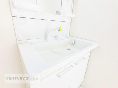 洗面台・洗面所　白を基調とした洗面台は、お掃除がしやすいです！
清潔感あふれる洗面所は気持ちがいいですよね！