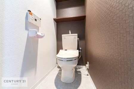 トイレ　清潔感のある色味のお手洗いです！さわやかでスッキリする空間です！白を基調としているので、お手入れがしやすいトイレです！