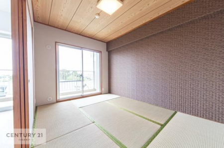 和室　タタミの香りが安らぎを与える、リラックス空間。窓も大きく開放感のある和室となっております。日本人の心感じる「和」の空間。井草の香り漂う空間は癒しのひと時を演出してくれます！