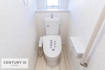 トイレ　1・2階にトイレがございます！朝の忙しい時間帯も待たずにすみそうですね。白を基調とした清潔感のあるトイレでお手入れがしやすいです！