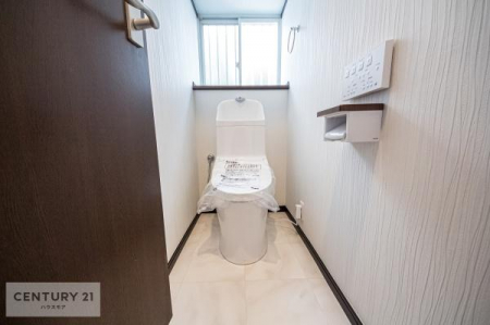 トイレ　1・2階にトイレがございます！朝の忙しい時間帯も待たずにすみそうですね。
白を基調とした清潔感のあるトイレでお手入れがしやすいです！
