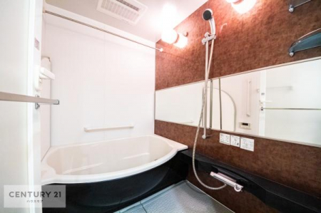 浴室　ゆとりあるバスは、足を延ばして気持ちよく湯船に浸れるので、１日の疲れを癒すことが出来ます！シャンプーや石鹸が置けるポケットが付いていてお風呂場がスッキリ！