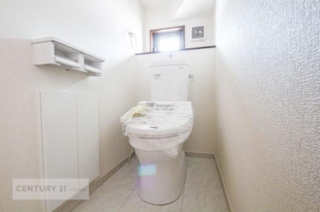 トイレ　1・2階にトイレがございます！朝の忙しい時間帯も待たずにすみそうですね。
白を基調とした清潔感のあるトイレでお手入れがしやすいです！
