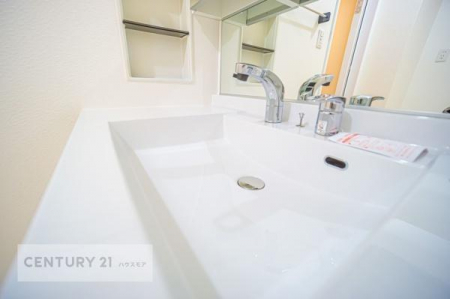 洗面台・洗面所　白を基調とした洗面台は、お掃除がしやすいです！
清潔感あふれる洗面所は気持ちがいいですよね！