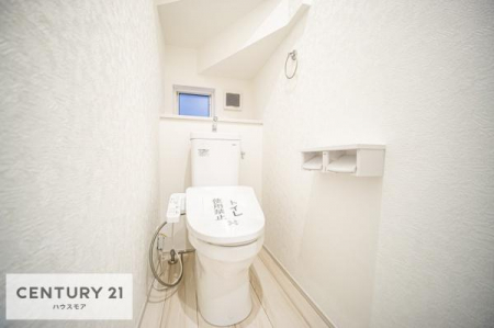 トイレ　1・2階にトイレがございます！朝の忙しい時間帯も待たずにすみそうですね。白を基調とした清潔感のあるトイレでお手入れがしやすいです！