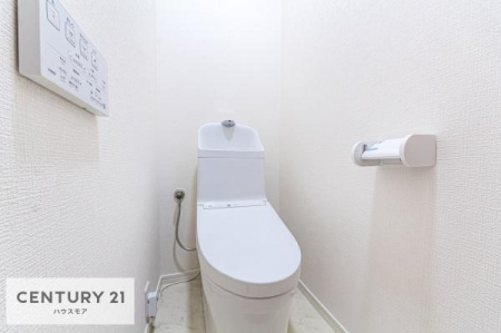 トイレ　1・2階にトイレがございます！朝の忙しい時間帯も待たずにすみそうですね。
白を基調とした清潔感のあるトイレでお手入れがしやすいです！