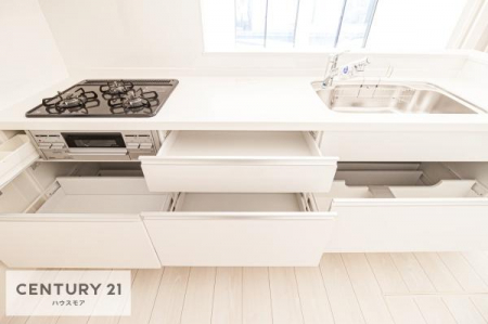キッチン　収納スペースが豊富で、調理スペースがスッキリと片付きひろ〜く活用できます！
快適に作業ができます！毎日の料理が捗ります！