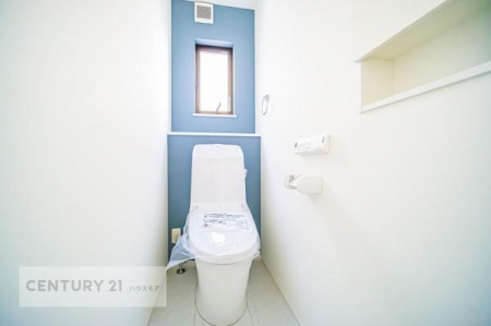 トイレ　1・2階にトイレがございます！朝の忙しい時間帯も待たずにすみそうですね。
白を基調とした清潔感のあるトイレでお手入れがしやすいです！