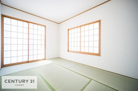 和室　タタミの香りが安らぎを与える、リラックス空間。窓も大きく開放感のある和室となっております。日本人の心感じる「和」の空間。