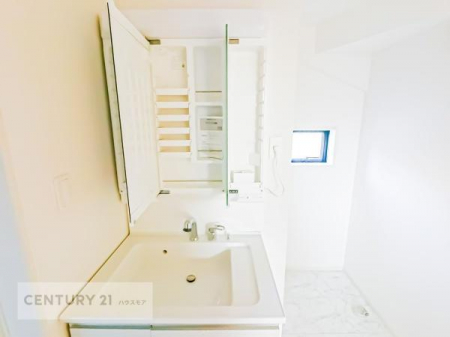 洗面台・洗面所　小窓付きの明るい洗面室です！湿気もすぐに入れ替えができて清潔に保つことができます！自然光が差し込むのでお化粧の仕上がりも良くなりますね！