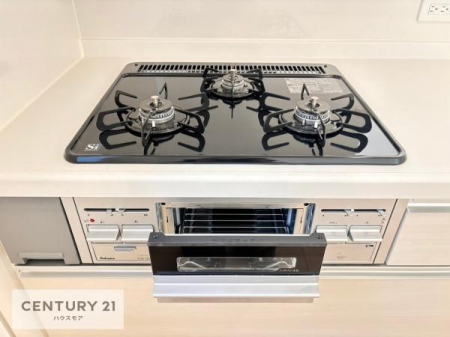 同仕様写真(キッチン）　お料理もお掃除もしやすい三ツ口ガスコンロ！
煮物など長時間コンロを占領する料理でも、空いているコンロで他の料理を作ることができるので時短につながりますね。お料理好きの方にオススメです！（同仕様）