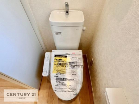完成予想図(内観)　便器のフチを丸ごとなくし、サッとひと拭きでお掃除ラクラク。
洗浄時水流が便器鉢内のすみずみまで回り、少ない水でもしっかり汚れを洗い流します。（同仕様）

