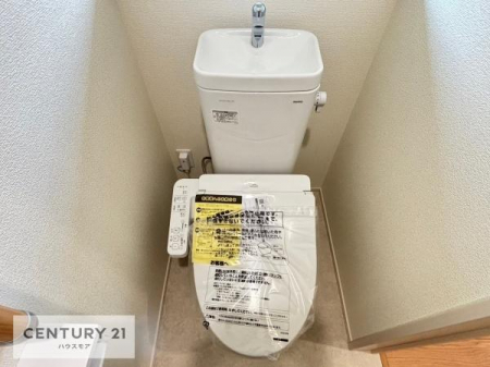 完成予想図(内観)　1・2階にトイレがございます！朝の忙しい時間帯も待たずにすみそうですね。白を基調とした清潔感のあるトイレでお手入れがしやすいです！(同仕様)