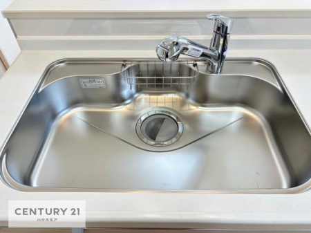 同仕様写真(キッチン）　ワイドなシンクですね！水が跳ねにくく洗物がしやすい家事が楽々仕様のシステムキッチンです！
デザイン性と機能性を兼ねたキッチンで清潔感がありますね！（同仕様）