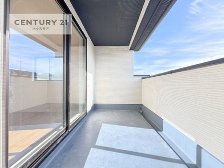 バルコニー　陽当たり良好なバルコニーです！晴れた日には青い空を見渡せる開放的な時間を楽しめます。
